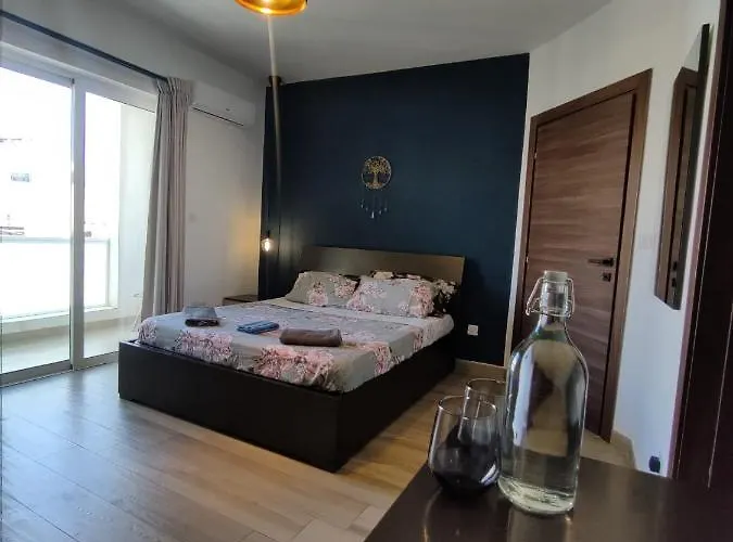 Airport Accommodation Bedroom With Your Own Private Bathroom Self Check In And Self Check Out Air-Condition Included