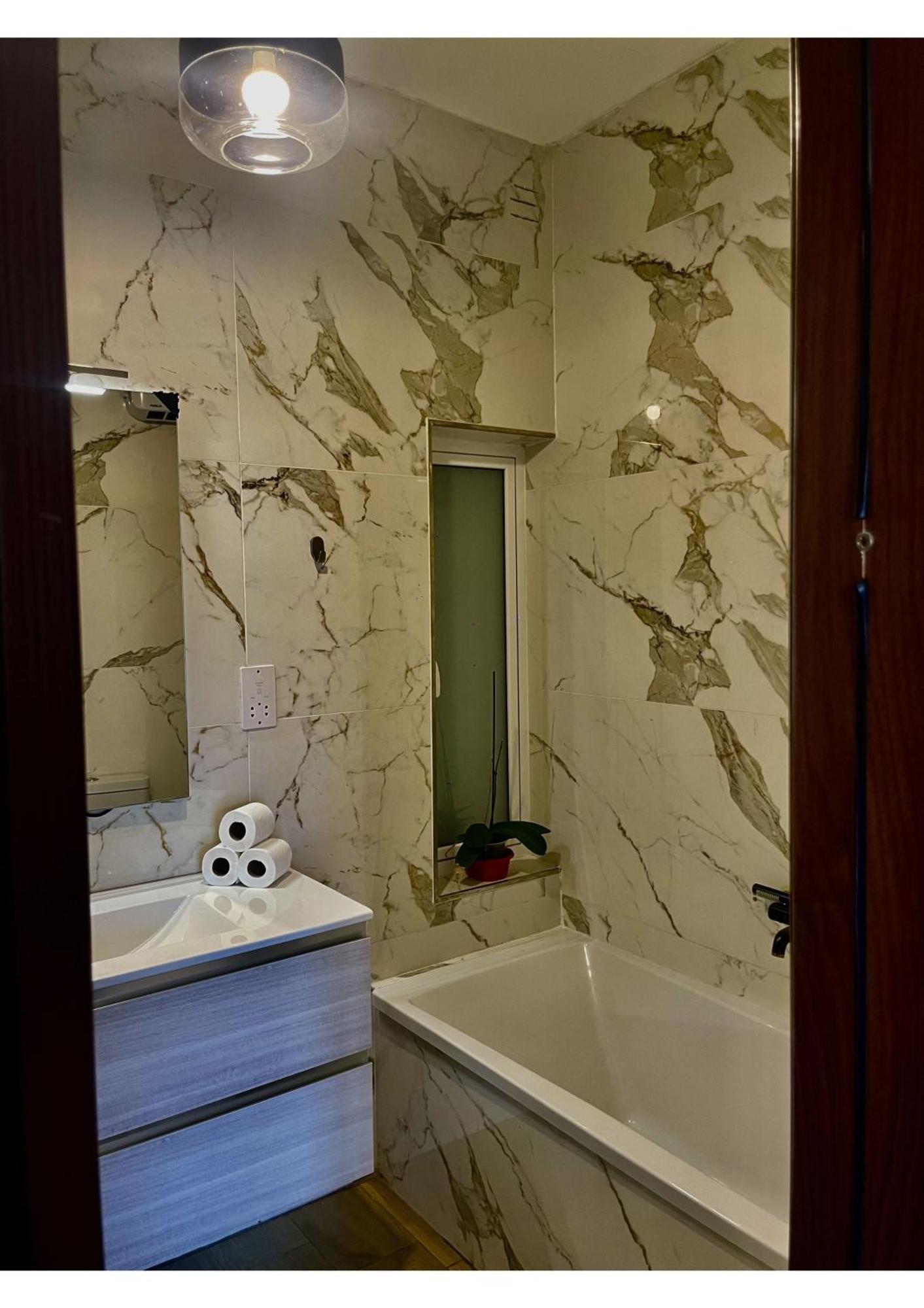 Airport Oasis: Private En-suite With Self Check-in Homestay