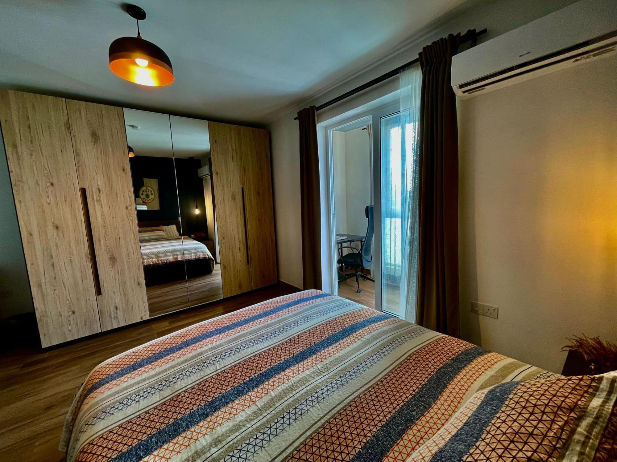 Airport Oasis: Private En-suite With Self Check-in Homestay Mqabba