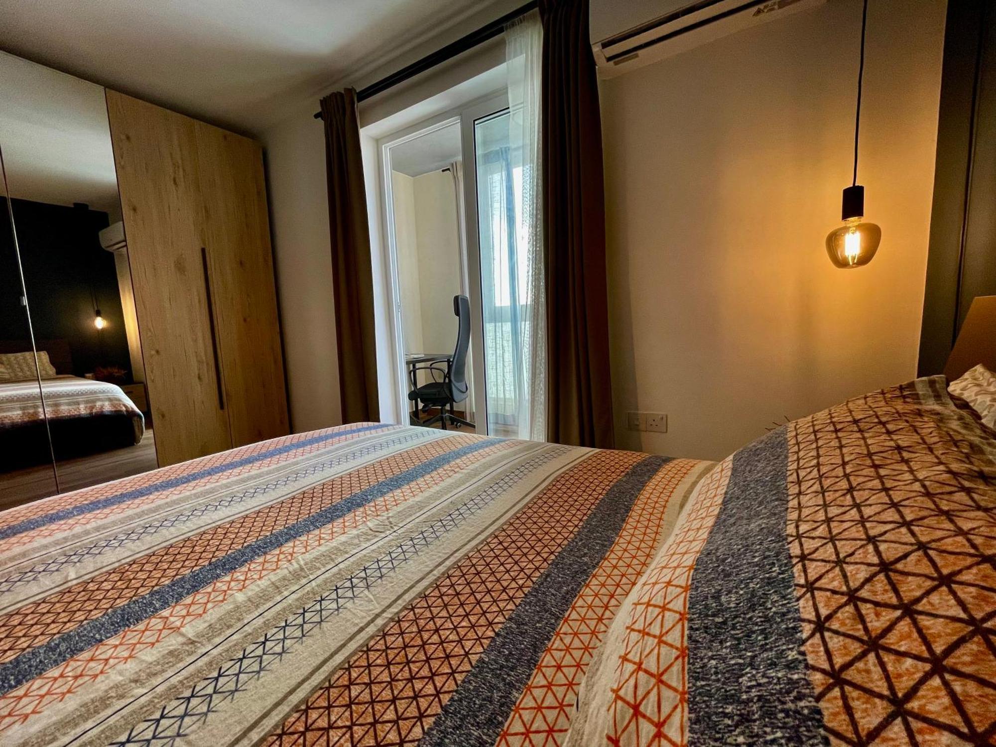 Airport Bedroom With Your Own Private Bathroom Self Check In And Self Check Out Air-condition Included *