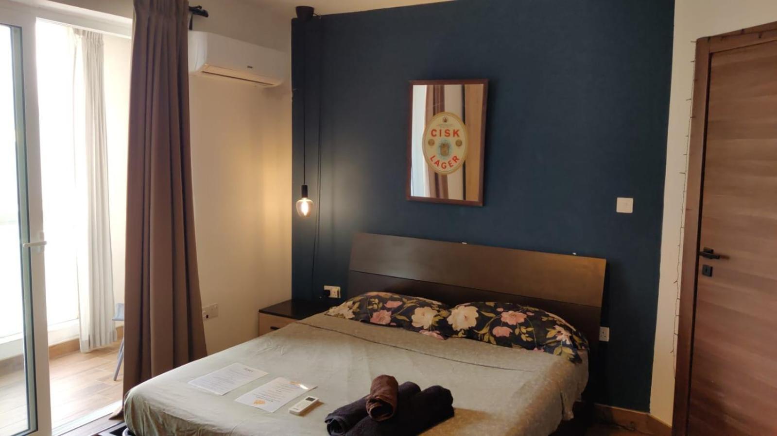 Airport Oasis: Private En-suite With Self Check-in Homestay Mqabba